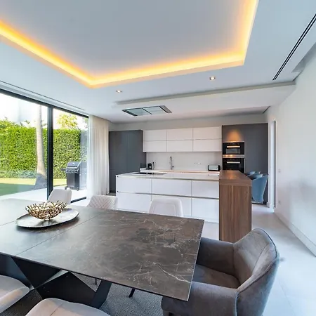 Villa Luxury Mbh *
